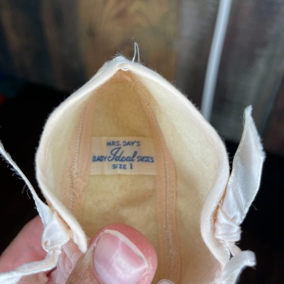 VTG 1950s Mrs. Day's Ideal Baby shoes and Bonnet - Picture 3 of 13